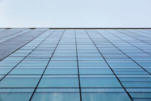 A imagem mostra uma aplicação prática da técnica structural glazing