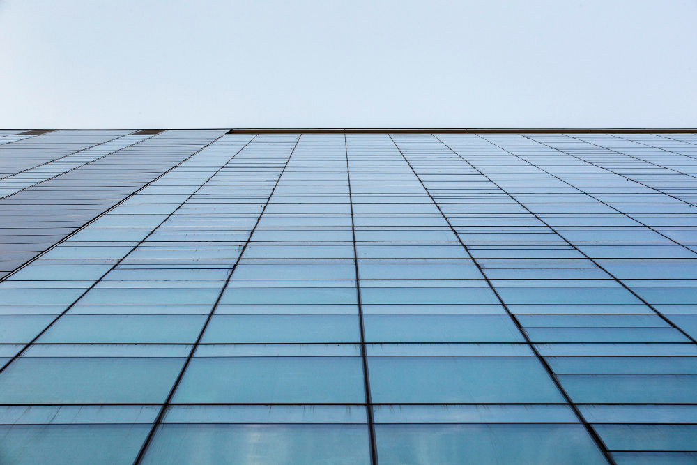 A imagem mostra uma aplicação prática da técnica structural glazing